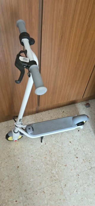 Patinete Eléctrico Blanco y Gris ninebot,