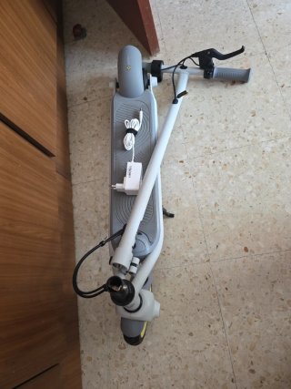 Patinete Eléctrico Blanco y Gris ninebot,