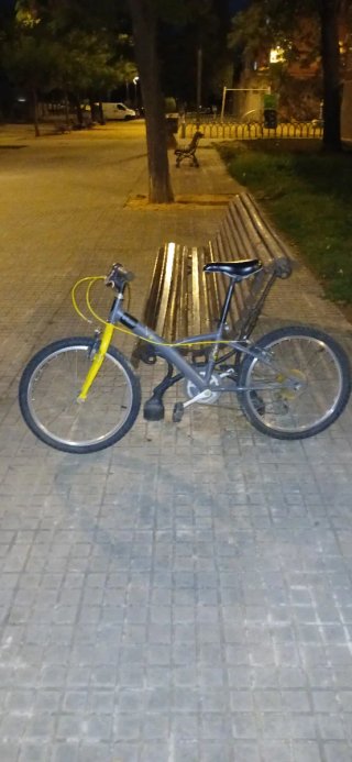 Bicicleta B-Twin Modelo Racing Boy Gris y Amarilla