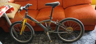 Bicicleta B-Twin Modelo Racing Boy Gris y Amarilla