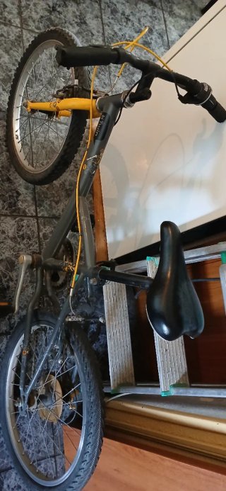 Bicicleta B-Twin Modelo Racing Boy Gris y Amarilla