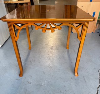 Mesa de juego con 4 sillas