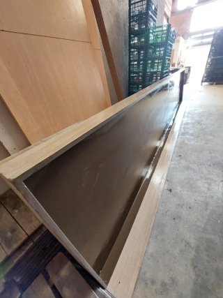 Mueble de madera largo marrón y beige