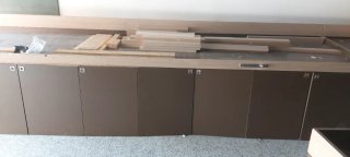 Mueble de madera largo marrón y beige