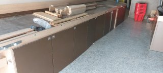 Mueble de madera largo marrón y beige