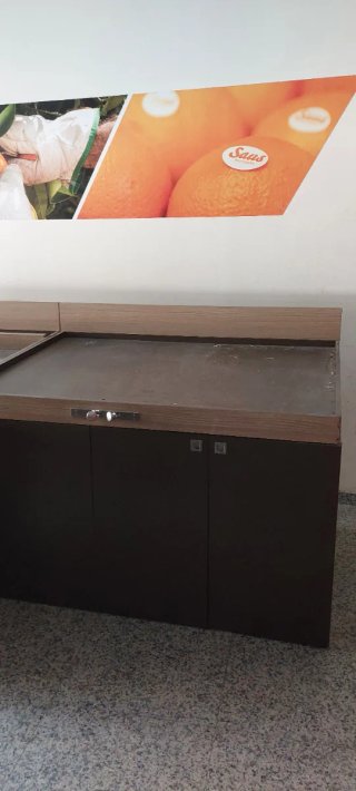 Mueble de madera largo marrón y beige