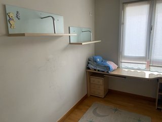 Habitación juvenil con cama y armarios