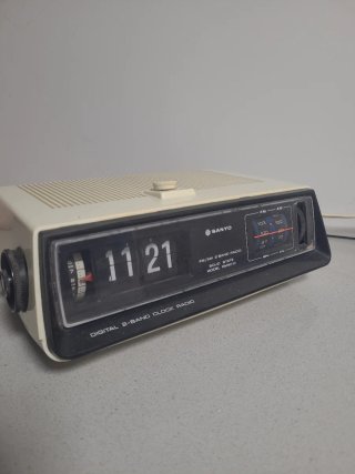 Radio despertador Sanyo RM5010 vintage