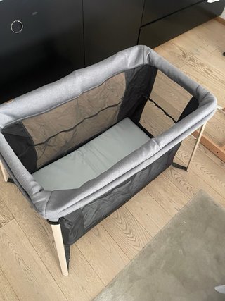 Cuna de viaje gris