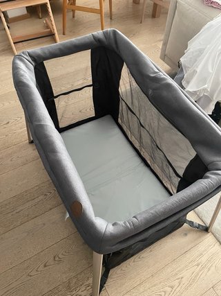 Cuna de viaje gris