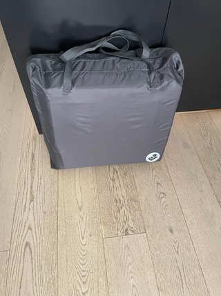 Cuna de viaje gris