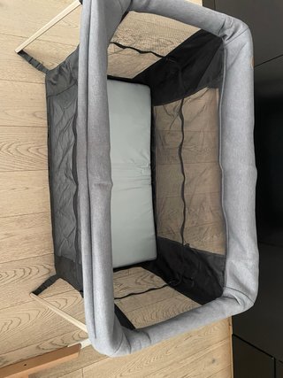 Cuna de viaje gris