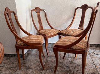 Mesa ovalada de madera maciza
