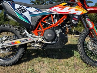 KTM 690 Enduro R Naranja y Blanca