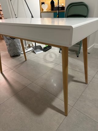 Escritorio blanco con patas de madera
