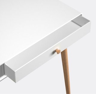 Escritorio blanco con patas de madera