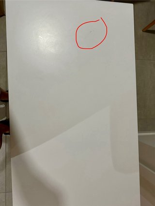 Escritorio blanco con patas de madera