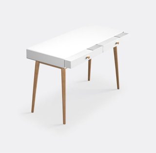 Escritorio blanco con patas de madera