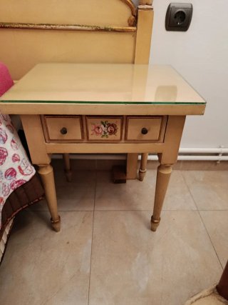 Mueble Francés Lacado Beige y Dorado