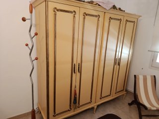 Mueble Francés Lacado Beige y Dorado