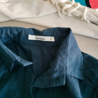 Camisa azul con logo y número
