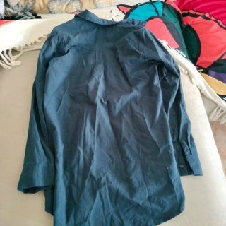 Camisa azul con logo y número