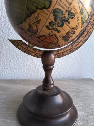 Globo terráqueo antiguo decorativo
