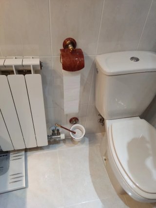 Mueble de baño con lavabo, espejo, inodoro y vide