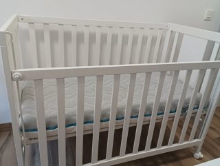 Cuna de madera blanca con osito