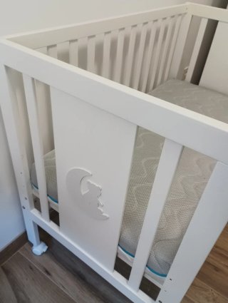 Cuna de madera blanca con osito