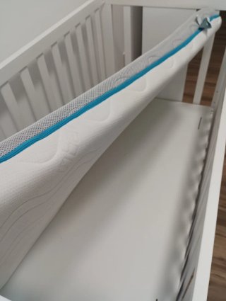 Cuna de madera blanca con osito