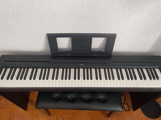 Piano Yamaha con banqueta y pedal