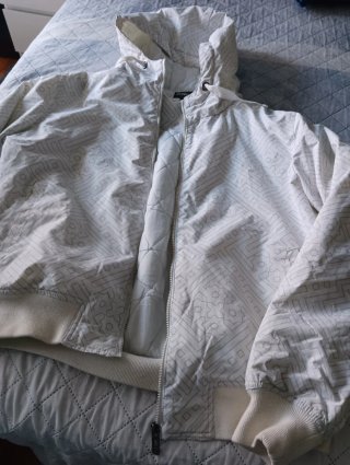 Chaqueta blanca con estampado geométrico