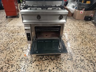 Cocina industrial 2 fuegos, tiene horno