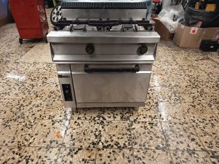Cocina industrial 2 fuegos, tiene horno