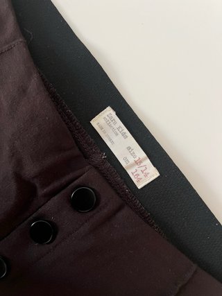 Pantalón marrón ajustado