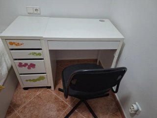 Escritorio blanco con cajonera y silla negra