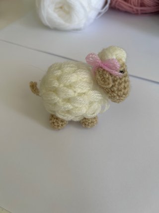 Oveja de crochet hecha a mano