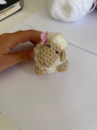 Oveja de crochet hecha a mano
