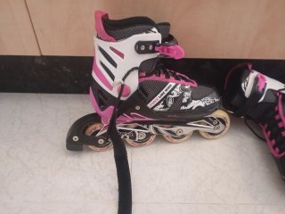 Patines en línea negros y rosas