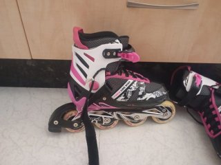 Patines en línea negros y rosas