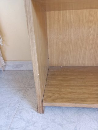 Estantería de madera color beige
