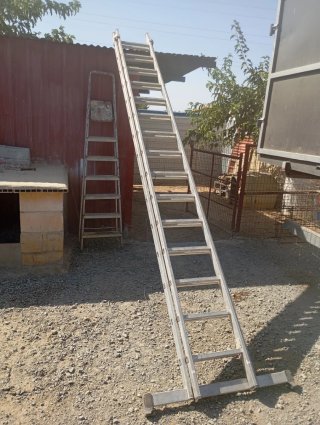 Escalera telescópica 2 cuerpos cerrada mide 4 metr