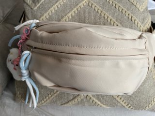 Riñonera beige con llavero de oso