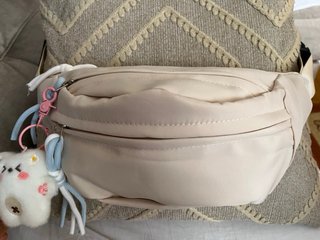 Riñonera beige con llavero de oso