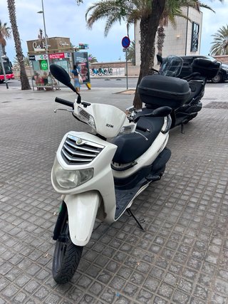 Moto Scooter 125cc Blanca y Negra