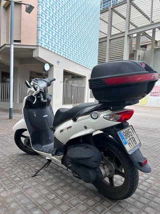 Moto Scooter 125cc Blanca y Negra