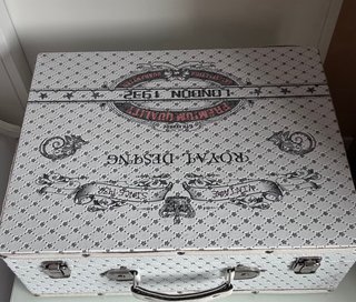 Maleta vintage decorativa blanca “Royal London”