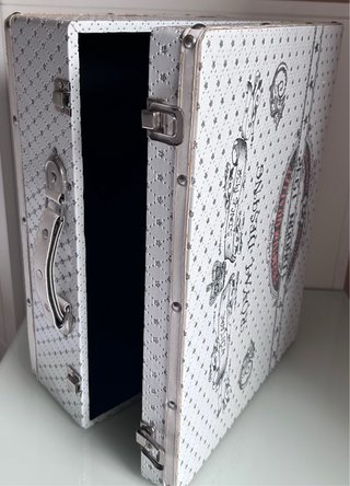 Maleta vintage decorativa blanca “Royal London”