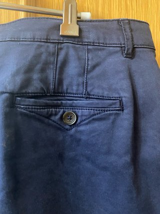 Pantalones cortos azul marino tipo bermuda